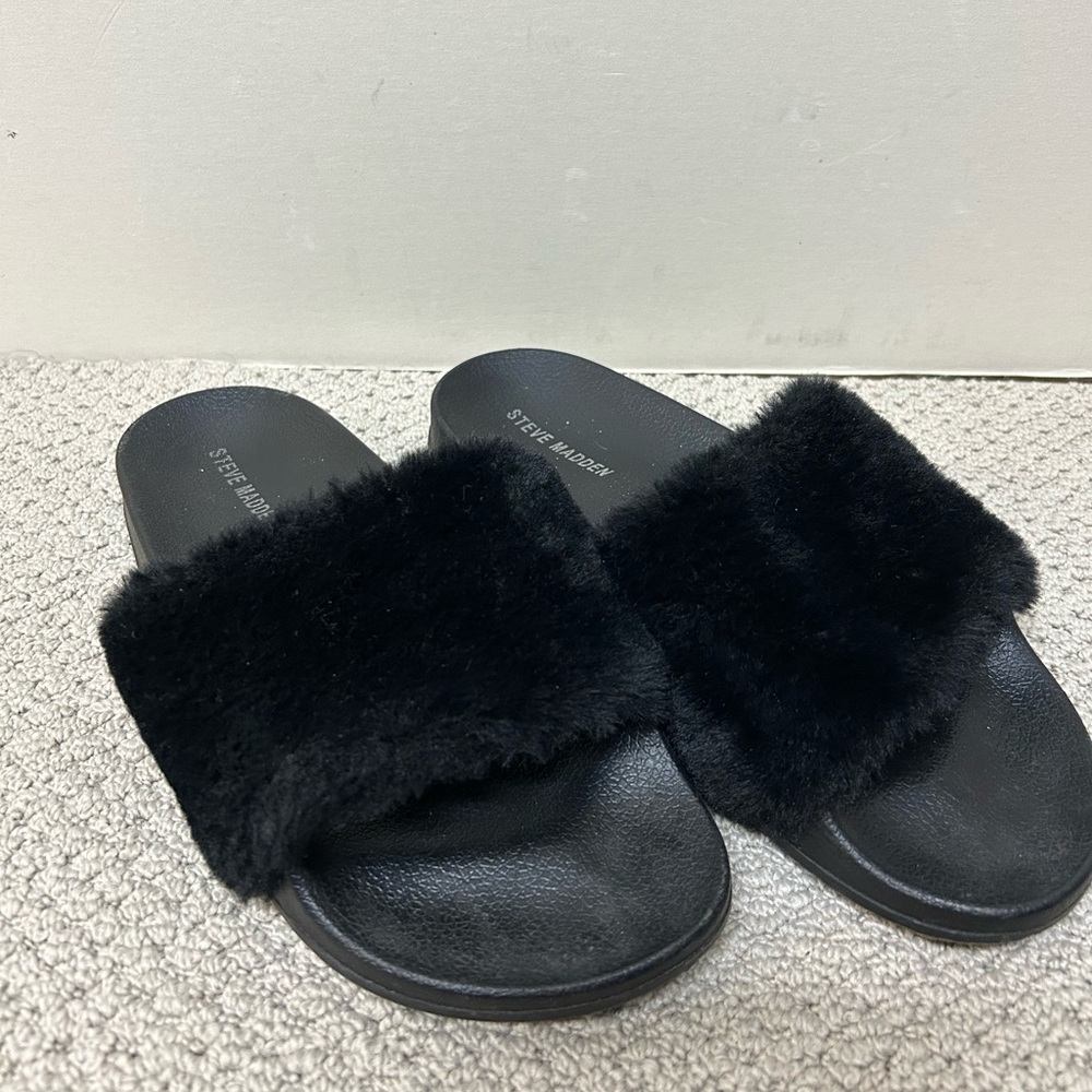 2/$30⚡️- SHOES | Women’s Steve Madden fuzzy slides size 8